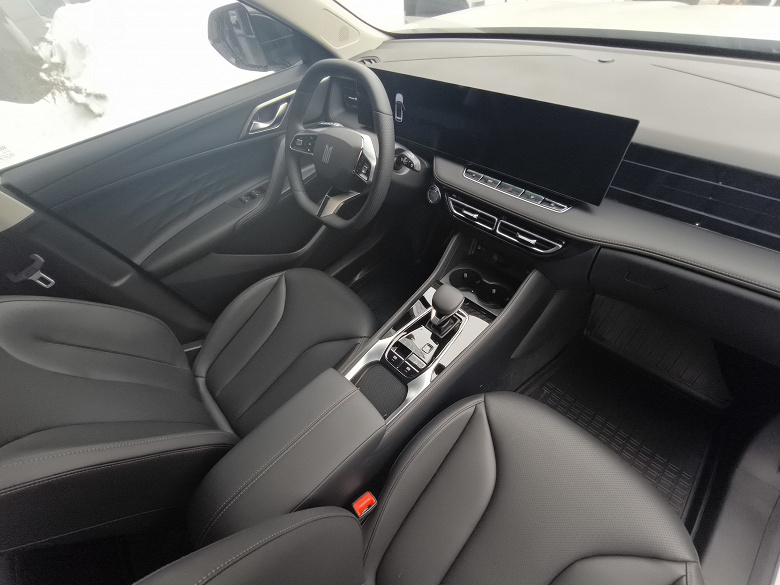 Салоны новейших &laquo;Москвича M70&raquo; и &laquo;Москвича M90&raquo; впервые показали вживую